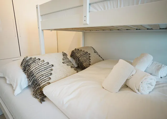 Huswell - Beautiful With Communal Pool And Gym Herberg