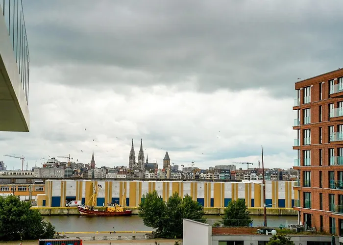 Huswell - Beautiful With Communal Pool And Gym